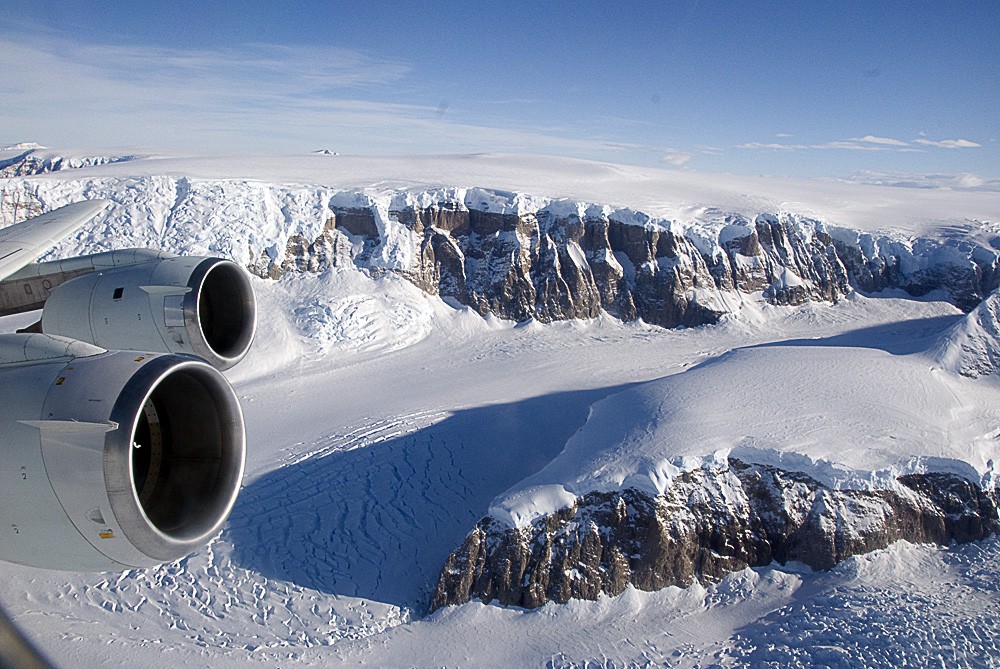 Ice flowing through valleys in the Antarctic Peninsula Photo: Michael Studinger