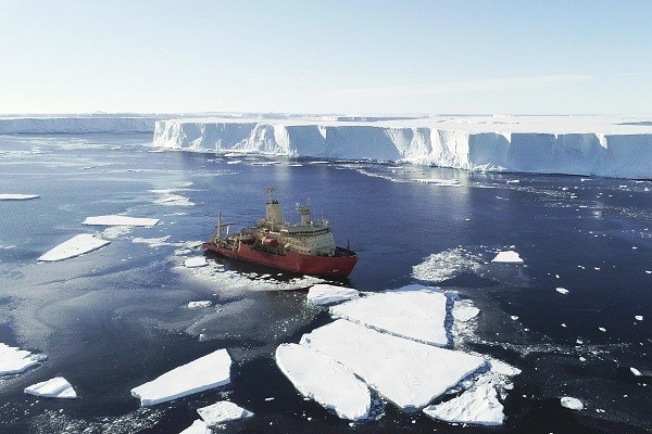The US research vessel Nathaniel B. Palmer in the coastal waters around Antarctica. Photo: Alex Mazur (ITGC)
